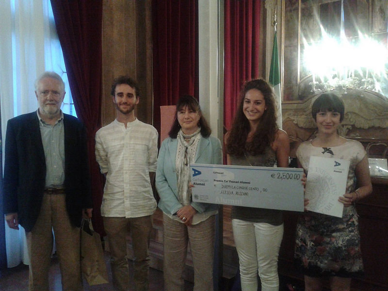 Il Decano dei Cadolfiniani prof. Paolo Bortot e la Direttrice del  Collegio Internazionale prof.ssa Agar Brugiavini con gli allievi premiati.